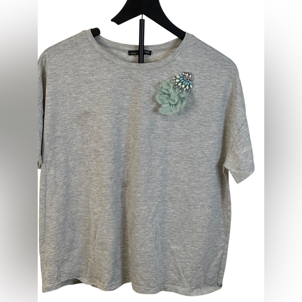 ZARA Gray Embellished T-Shirt Size M Floral Applique Rhinestone